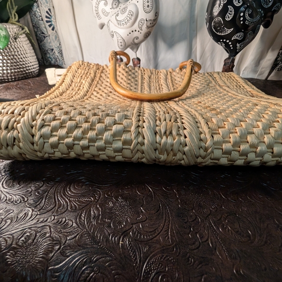 Elegant Tan Woven Tote Bag - Picture 4 of 6